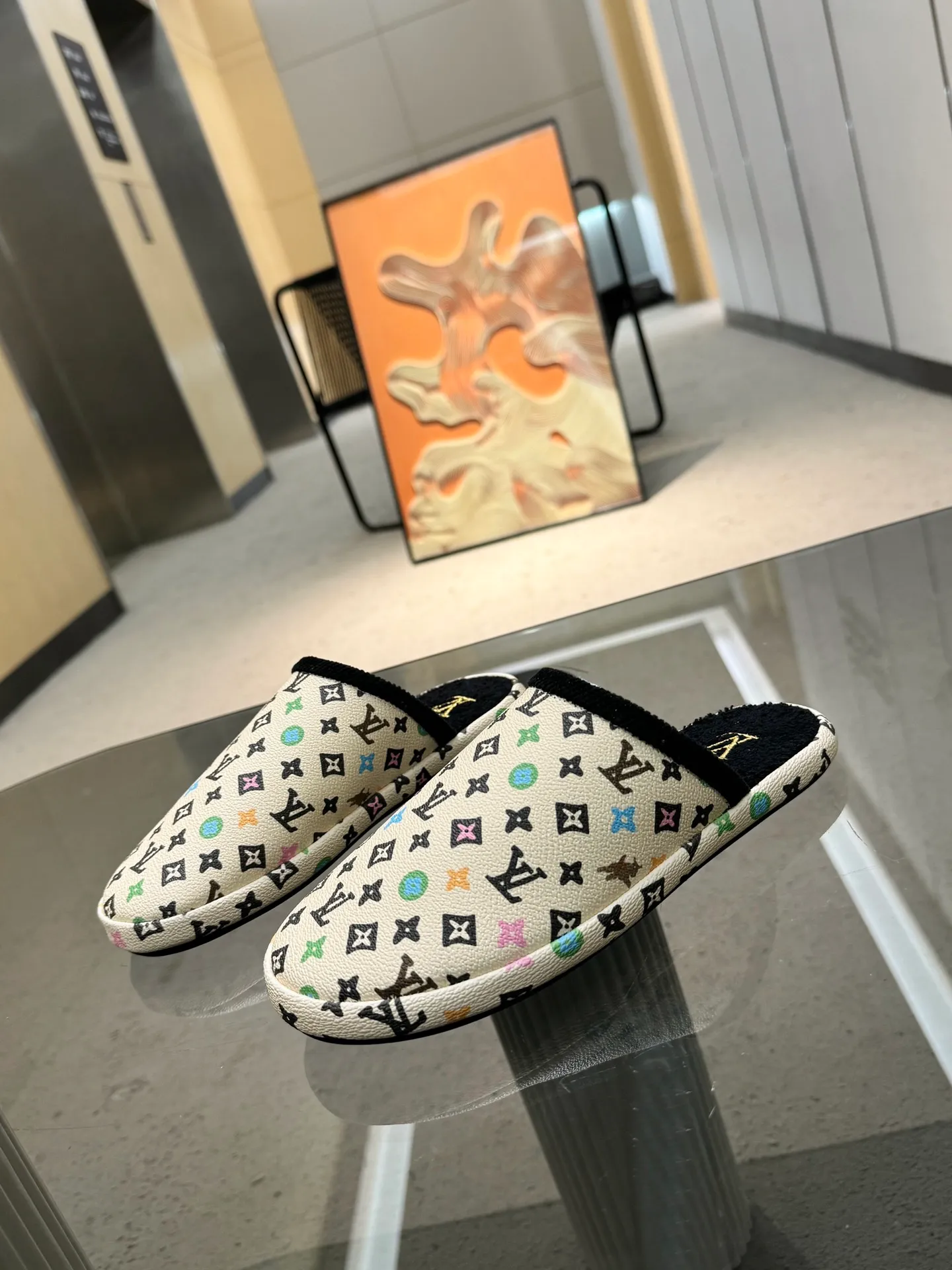👟👟Ex-factory price 320👟👟 The 2024 couple’s counter features the latest hard goods of LV and Loewe co-branded slippers🆕 ✿Purchase level! Full of high-end feel! A popular model among bloggers at home and abroad, it’s retro and fashionable and looks amazing on your feet! Official website main recommendation code number 35-46